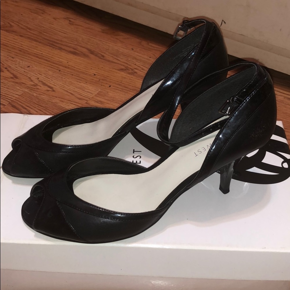 Low heeled Nine West Sandals